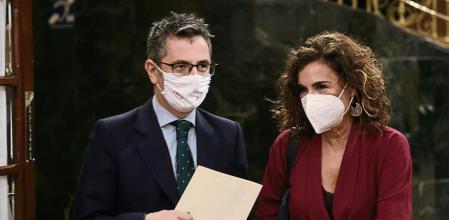 El ministro de Presidencia, Relaciones con las Cortes y Memoria Democrática, Félix Bolaños, y la ministra de Hacienda y Política Territorial, María Jesús Montero, conversan a su llegada a una sesión plenaria, en el Congreso de los Diputados, a 1 de diciembre de 2021, en Madrid, (España). Durante el pleno, el Ejecutivo central debe responder a las cuestiones de la oposición como su gestión al frente de la sexta ola de Covid-19; la modificación de la Ley Mordaza; y qué piensan hacer para que se cumpla la ley de la Generalitat de Cataluña. 01 DICIEMBRE 2021;CONGRESO;SESION;OMICROM;COVID;MORDAZA Eduardo Parra / Europa Press 01/12/2021