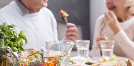 Beber agua durante la comida