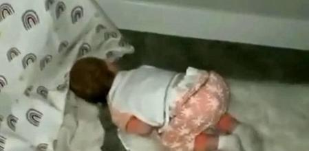 Una madre muestra las divertidas posiciones de su bebé durmiendo en lugares inverosímiles<br>