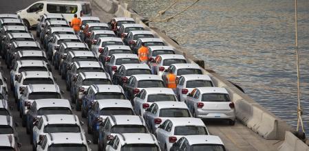 Coches listos para su exportación en un puerto