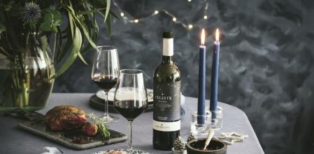 Con suaves características tánicas y frutales es el acompañamiento ideal de gran variedad de recetas incluyendo quesos, embutidos y carnes.