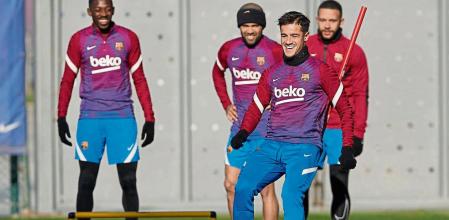 GRAFCAT388. BARCELONA, 03/12/2021.- El jugador del FC Barcelona, Philippe Coutinho, durante el entrenamiento que el equipo azulgrana ha realizado en la ciudad deportiva Joan Gamper para preparar el partido que mañana disputará ante el Betis. EFE/Alejandro García