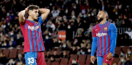 Memphis y Gavi lamentando la falta de gol durante el Barça-Betis