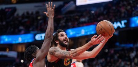 Washington (United States), 04/12/2021.- Cleveland Cavaliers guard Ricky Rubio in action against Washington Wizards guard Aaron Holiday (L) during the NBA basketball game between the Cleveland Cavaliers and the Washington Wizards at Capital One Arena in Washington, DC, USA, 03 December 2021. (Baloncesto, Estados Unidos) EFE/EPA/SHAWN THEW SHUTTERSTOCK OUT