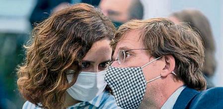 El alcalde de Madrid, José Luis Martínez-Almeida (d), y la presidenta de la Comunidad de Madrid, Isabel Díaz Ayuso (i), conversan durante la presentación de la Oficial David Cup Finals 2021, en el Invernadero de Arganzuela, a 16 de noviembre de 2021, en Madrid (España). Las David Cup by Rakuten Finals 2021 se celebrarán en formato multisede en tres ciudades, Innsrbuck, Turín y Madrid, sede única en 2019 y que seguirá acogiendo la gran final. Con el cambio, cada una de las ciudades albergará la fase de grupos de dos grupos y un cuarto de final, que en el caso de Madrid, serán dos. Los partidos en Madrid está previsto que se jueguen en Madrid Arena y en la Casa de Campo. 16 NOVIEMBRE 2021;MADRID;COPA DAVIS;CASA DE CAMPO A. Pérez Meca / Europa Press 16/11/2021