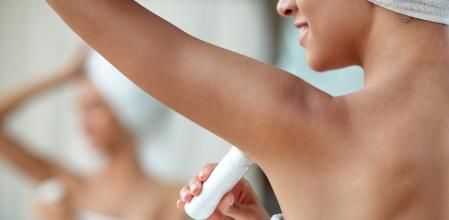Higiene personal por la mañana, mujer poniéndose desodorante