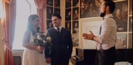 La chica se la ve acompañada de su supuesto marido