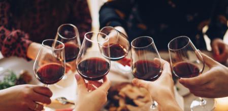 Un brindis en la mesa navideña