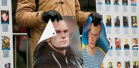 Kiev (Ukraine), 03/12/2021.- Relatives of people who went missing during the Eastern-Ukrainian conflict hold portraits during a rally outside the Presidential Office in Kiev, Ukraine, 03 December 2021. The group demanded amendments to the 2022 State Budget to finance the work of the Commission on Missing Persons to try to find any information about them. (Ucrania) EFE/EPA/SERGEY DOLZHENKO