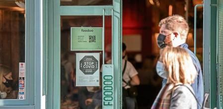 Un local muestra en su puerta la exigencia de mostrar el pasaporte Covid, a 4 de diciembre de 2021, en Valencia, Comunidad Valenciana (España). Desde este sábado el pasaporte Covid es requisito necesario para entrar en locales de ocio y restauración con aforos de más de 50 personas; espacios dedicados a actividades recreativas y de azar con comida; eventos y celebraciones de más de más de 500 personas donde no siempre se pueda llevar la mascarilla y visitas a hospitales (cuando se permitan) y a residencias de servicios sociales. 04 DICIEMBRE 2021;COMUNIDAD VALENCIANA;PASAPORTE COVID;COVID; Jorge Gil / Europa Press 04/12/2021