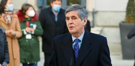 GRAF9855. MADRID, 06/12/2021.- El presidente del Tribunal Constitucional, Pedro José Gonzalez Trevijano hace declaraciones a los medios a su llegada al acto institucional celebrado con motivo de 43 aniversario de la Constitución, este lunes en el exterior del Congreso, debido a la pandemia de coronavirus. EFE/ Juan Carlos Hidalgo