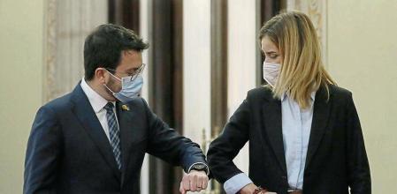 GRAFCAT9957. BARCELONA, 22/11/2021.- La líder de En Comú Podem, Jéssica Albiach y el presidente de la Generalitat, Pere Aragonés, escenifican el preacuerdo al que han llegado para desbloquear la aprobación de los Presupuestos de la Generalitat momentos antes de iniciarse el pleno del Parlament que celebra el debate de totalidad del proyecto de ley de presupuestos de la Generalitat para 2022 y del proyecto de ley de acompañamiento. EFE/Andreu Dalmau.