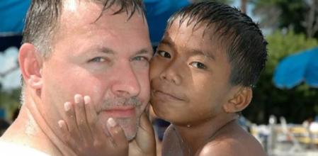 Jordan Windle de niño junto a su padre adoptivo