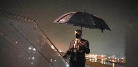 10 December 2021, Belgium, Brussels: German Chancellor Olaf Scholz boards the plane after his visits to Brussels. Photo: Michael Kappeler/dpa 10/12/2021 ONLY FOR USE IN SPAIN
