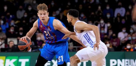 BARCELONA, 10/12/2021.- El base lituano del Barça Rokas Jokubaitis (i) intenta superar a Nigel Williams-Goss, del Real Madrid, durante el partido de EuroLiga que se juega hoy viernes en el Palau Blaugrana, en Barcelona. EFE/ Enric Fontcuberta