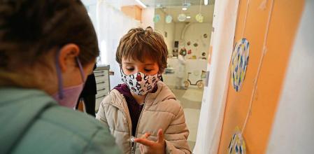 foto XAVIER CERVERA 10/12/2021 Annia Font tiene siete años y le diagnosticaron a principios del año pasado un tumor cerebral... esta navidad en su colegio, frederic mistral, han organizado el recortar y dibujar estrellas, todas las clases, un total de diez mil. Hoy han colgado las ultimas en oncologia pediatria de vall d hebron donde tratan a Aina, siempre acompanada por su madre Joana Cervera y su padre Daniel Font