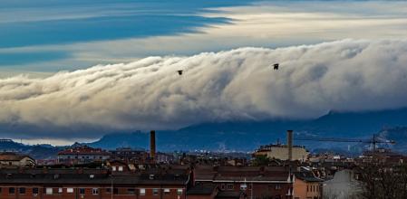 Nube de niebla rodando por las montañas.