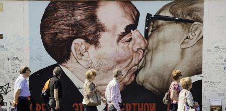 El beso de Leonid Brezhnev y Erich Honecker es una de las imágenes más icónicas de la East Side Gallery