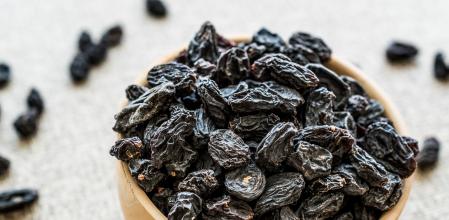 Las ciruelas pasas son beneficiosas para la salud de las mujeres con menopausia.