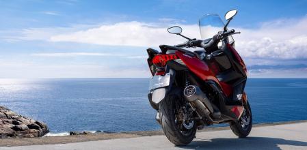 La M310 tiene un atractivo diseño, con un gran tubo de escape que destaca en la vista posterior&nbsp;