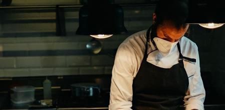 Alberto Cruz cocinando en Landua