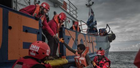 Momento del rescate de migrantes