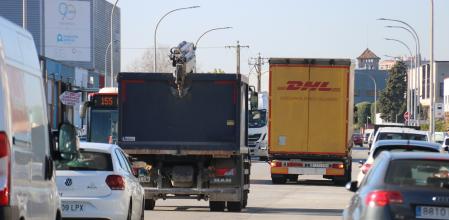 Diversos vehículos en el polígono industrial de la Ferreria de Montcada i Reixac.