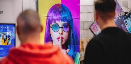 Las pantallas de visualización son un elemento muy importante de la industria audiovisual, ya que se utilizan en numerosos mercados verticales, como el corporativo, el retail, el turístico, el educativo y el hostelero. (ISE).