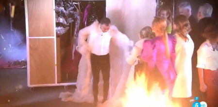 Jorge Javier Vázquez homenajea a Rocío Jurado vistiendo su capa blanca