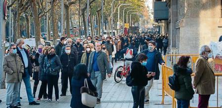COLAS EN EL PUNTO DE VACUNACIÓN MASIVA CONTRA LA COVID EN CASA SEAT DE AVDA DIAGONAL