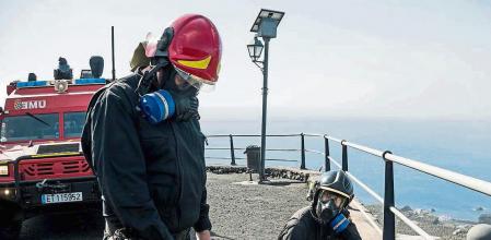 LA PALMA, 10/12/2021.- El Gobierno aumentará los medios materiales necesarios para detectar los gases tóxicos provocados por la erupción del volcán de La Palma al tratarse de una de las principales preocupaciones que está incluso condicionando en ocasiones la labor del Ejército y demás servicios de emergencia. EFE/UME/SÓLO USO EDITORIAL/SÓLO DISPONIBLE PARA ILUSTRAR LA NOTICIA QUE ACOMPAÑA (CRÉDITO OBLIGATORIO)