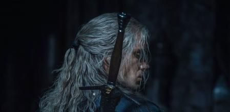 Henry Cavill vuelve a ponerse el traje de guerrero y la peluca rubia