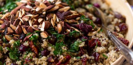 Ensalada navideña de quinoa, dátiles, arándanos rojos y almendras tostadas