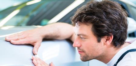 Utilizando agua caliente y fria para conseguir un cambio brusco de temperatura, el metal se contrae y se puede arreglar una abolladura en el coche.  Vía https://www.youtube.com/c/vicesat