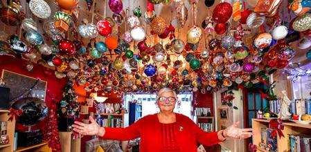 Esta mujer tiene la colección de adornos navideños más grande del mundo en su casa