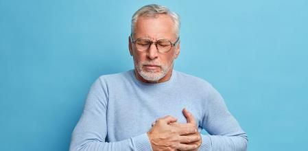 El dolor en el pecho es uno de los síntomas de la fibrilación auricular