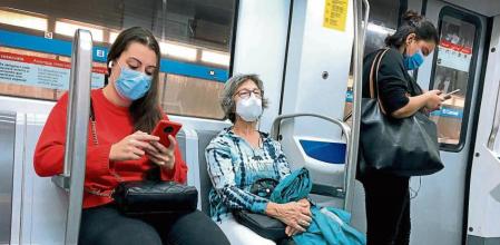 Pasajeras con mascarilla en el metro de Barcelona