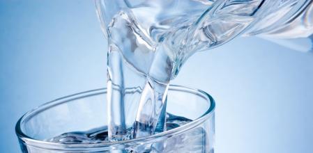 El agua del grifo puede contener metales pesados y microplásticos.