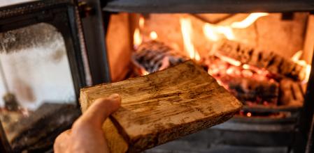 El humo de la leña es un carcinógeno mucho más importante que los humos de los vehículos