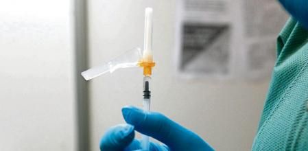 Una profesional sanitaria sostiene una jeringuilla con la vacuna contra el Covid-19, en el Hospital de Son Durea, a 15 de diciembre de 2021, en Palma, Mallorca, Baleares (España). Hoy comienza en toda España la vacunación contra el Covid-19 para niños de entre 5 y 11 años. El intervalo entre dosis será de al menos 8 semanas. Al igual que en adultos, tras recibir la vacunación se debe observar a la persona vacunada durante 15 minutos, para detectar reacciones inmediatas. 15 DICIEMBRE 2021;COVID-19;NIÑOS;VACUNACIÓN PEDIÁTRICA Isaac Buj / Europa Press 15/12/2021