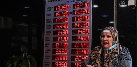 Istanbul (Turkey), 02/12/2021.- A woman checks rates on a board of the currency exchange office in Istanbul, Turkey, 02 December 2021. Turkish President Tayyip Erdogan appointed Nureddin Nebati, a strong supporter of the low interest rate move, as treasury and finance minister on 02 December. Turkish lira hit a new record low level of 13.43 liras to the US Dollar. (Turquía, Estanbul) EFE/EPA/SEDAT SUNA