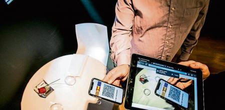 foto ilustracion XAVIER CERVERA 25/11/2021 un cliente con su pasaporte covid en google drive d su terminal mobil y una camarera con dispositivo electronico (tablet o ipad o mobil tb) verifica con la web de catsalut q es valido el pasaporte covid del cliente q quiere entrar en el interior del restaurante o bar (para terraza no hace falta)