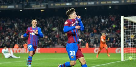 Gavi celebra su gol besando el escudo de la camiseta
