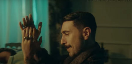 Rayden, en el videoclip de 'A llorar a la llorería'