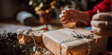 Mujer envolviendo regalos de Navidad