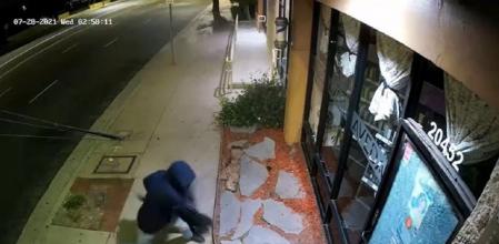 El peculiar ritual de un ladrón cada vez que roba en un negocio