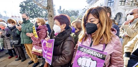 Varias personas participan en una concentración frente a la Delegación del Gobierno en Cantabria, el 8 de diciembre de 2021, en Santander, Cantabria (España).