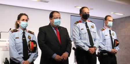El conseller de Interior, Joan Ignasi Elena, junto al nuevo jefe de los Mossos Josep Maria Estela, el comissari Eduard Sallent, y la intendenta Rosa Bosch