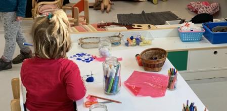 Una niña en un centro educativo; en Euskadi los principales partidos debaten sobre un nuevo pacto educativo y una eventual reforma de los modelos educativos.