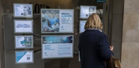 Una mujer mira las ofertas en una inmobiliaria
